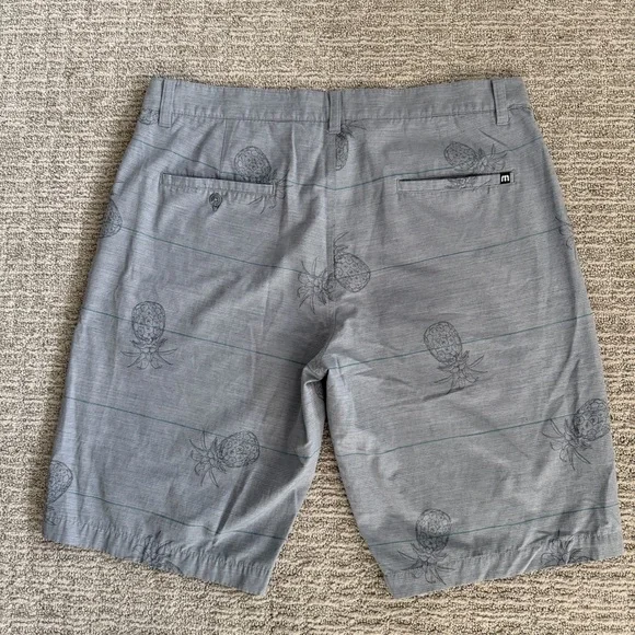 Travis Mathew Gray Pineapple Print Flat Front Shorts Size 36 - Picture 3 of 4